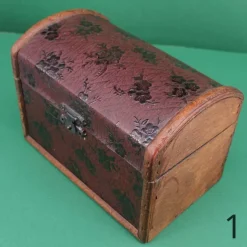 Schatztruhe, Holztruhe mit verschiedenen Mustern