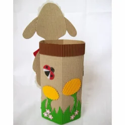 Schäfchen mit Geschenkbox als Osternest oder Frühlingsdeko, Osterlämmchen Tischdeko aus Wellpappe, originelles Osternest