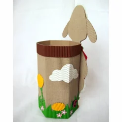 Schäfchen mit Geschenkbox als Osternest oder Frühlingsdeko, Osterlämmchen Tischdeko aus Wellpappe, originelles Osternest