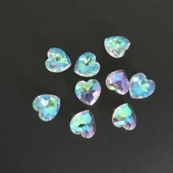 Schimmernde Kristallherzen mit einem kleinen Loch, vielseitige Deko