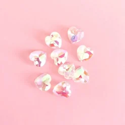 Schimmernde Kristallherzen mit einem kleinen Loch, vielseitige Deko