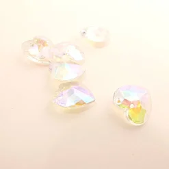 Schimmernde Kristallherzen mit einem kleinen Loch, vielseitige Deko