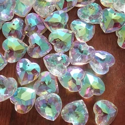 Schimmernde Kristallherzen mit einem kleinen Loch, vielseitige Deko