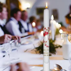 Schlanke Hochzeitskerze mit goldumrahmten roten Herzen und Blattranke, personalisierbar, ideale Hochzeitsdeko