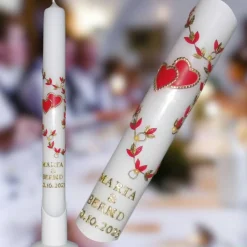 Schlanke Hochzeitskerze mit goldumrahmten roten Herzen und Blattranke, personalisierbar, ideale Hochzeitsdeko