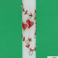 Schlanke Hochzeitskerze mit goldumrahmten roten Herzen und Blattranke, personalisierbar, ideale Hochzeitsdeko