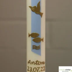 schlanke weiße Taufkerze für Jungen mit Taube, Fischen und Wellen in gold, personalisierbar mit Namen und Datum