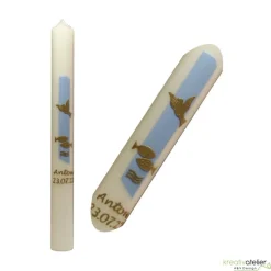 schlanke weiße Taufkerze für Jungen mit Taube, Fischen und Wellen in gold, personalisierbar mit Namen und Datum