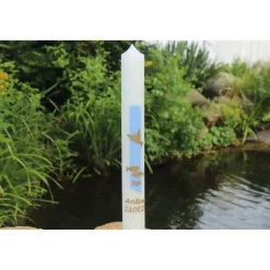 schlanke weiße Taufkerze für Jungen mit Taube, Fischen und Wellen in gold, personalisierbar mit Namen und Datum