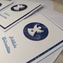 Schlichte Weihnachtskarten Engel in Weiß Blau mit Holzengel & Spruch