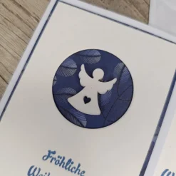 Schlichte Weihnachtskarten Engel in Weiß Blau mit Holzengel & Spruch