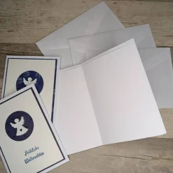 Schlichte Weihnachtskarten Engel in Weiß Blau mit Holzengel & Spruch