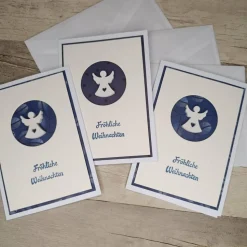 Schlichte Weihnachtskarten Engel in Weiß Blau mit Holzengel & Spruch