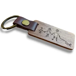 Schlüsselanhänger aus Wallnussholz mit individueller Gravur - Kinderzeichnung oder Fingerabdruck als Geschenk