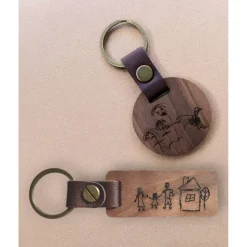 Schlüsselanhänger aus Wallnussholz mit individueller Gravur - Kinderzeichnung oder Fingerabdruck als Geschenk