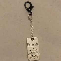 Schlüsselanhänger „Friends“ personalisierbare Namen – Geschenk für Kinder & Freund(in)
