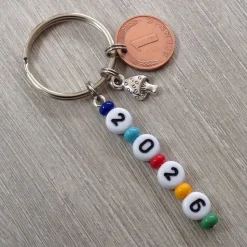 Schlüsselanhänger mit Jahreszahl, Pfennig und Pilz  – Geschenk für den Jahreswechsel 2026