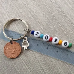 Schlüsselanhänger mit Jahreszahl, Pfennig und Pilz  – Geschenk für den Jahreswechsel 2026