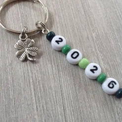 Schlüsselanhänger mit Kleeblatt und Jahreszahl – Glücksbringer Geschenk zum Jahreswe