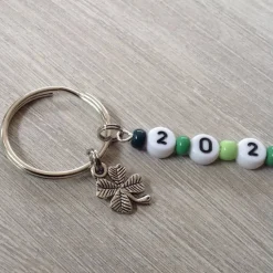 Schlüsselanhänger mit Kleeblatt und Jahreszahl – Glücksbringer Geschenk zum Jahreswe