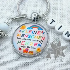 Schlüsselanhänger mit Namen und  Perlenengel - Kleine Menschen brauchen so große Herzen wie Deins - Erzieher(in)