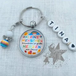 Schlüsselanhänger mit Namen und  Perlenengel - Kleine Menschen brauchen so große Herzen wie Deins - Erzieher(in)
