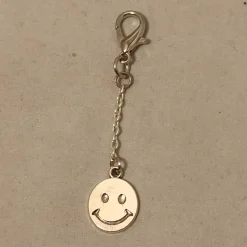 Schlüsselanhänger Smiley personalisierbar mit Namen – Geschenk zur Einschulung / Kindergartenstart & Kindergeburtstag