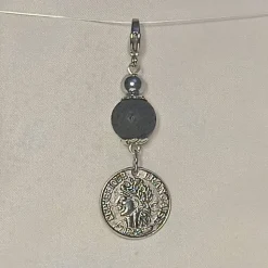 Schlüsselanhänger/Taschenbaumler zum Beduften – Lava schwarz & Glücksmünze, Aromaschmuck-Geschenk