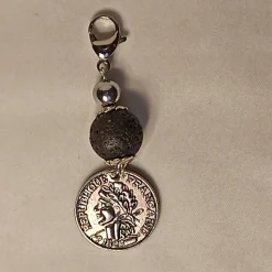 Schlüsselanhänger/Taschenbaumler zum Beduften – Lava schwarz & Glücksmünze, Aromaschmuck-Geschenk