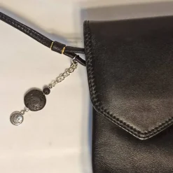 Schlüsselanhänger/Taschenbaumler -zum Beduften- schw. Lavaperlen, Glas-Modulperle und Anhänger ''Blume/Smiley