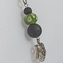 Schlüsselanhänger/Taschenbaumler -zum Beduften- schw. Lavaperlen, Glas-Modulperle und Anhänger ''Blume/Smiley