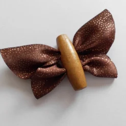 Schmetterlinge aus Stoff in sechs verschiedenen Farben mit Körper aus Holz