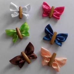 Schmetterlinge aus Stoff in sechs verschiedenen Farben mit Körper aus Holz