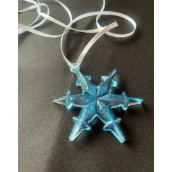 Schneeflocken aus Resin Gießharz hellblau