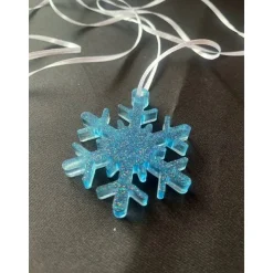 Schneeflocken aus Resin Gießharz hellblau