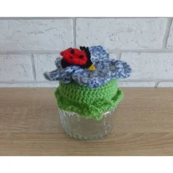 Schönes Glas mit Schraubverschluss, gehäkelter Blume und Marienkäfer (blau)