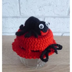 Schönes Glas mit Schraubverschluss und gehäkelter Spinne