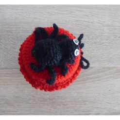 Schönes Glas mit Schraubverschluss und gehäkelter Spinne