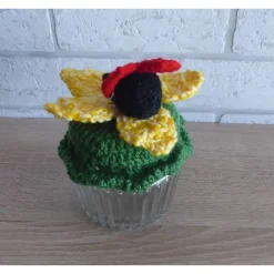 Schönes Glas mit Schraubverschluss, gehäkelter Blume und Marienkäfer