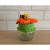 Schönes Glas mit Schraubverschluss, gehäkelter Blume (orange) und Biene
