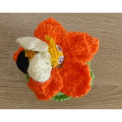 Schönes Glas mit Schraubverschluss, gehäkelter Blume (orange) und Biene