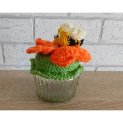 Schönes Glas mit Schraubverschluss, gehäkelter Blume (orange) und Biene