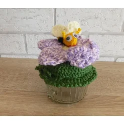 Schönes Glas mit Schraubverschluss, gehäkelter Blume (lila, rosa) und Biene