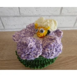 Schönes Glas mit Schraubverschluss, gehäkelter Blume (lila, rosa) und Biene