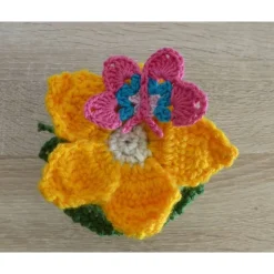 Schönes Glas mit Schraubverschluss, gehäkelter Blume (gelb) und Schmetterling
