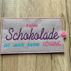 Schokoladenhülle grau mit Bestickung „Keine Schokolade ist auch keine Lösung“