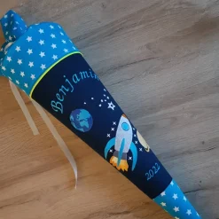 Schultüte aus Stoff bestickt Weltraum, Namen und Datum 70cm Rohling