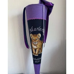 Schultüte aus Stoff bestickt mit einem kleinen Löwen , Namen und Datum 70cm Rohling