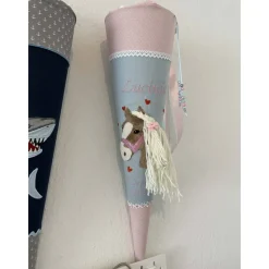 Schultüte aus Stoff bestickt mit einem Pferd 3D, Namen und Datum 70cm Rohling
