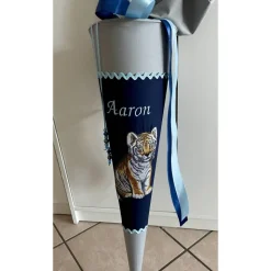 Schultüte aus Stoff bestickt mit einem kleinen Tiger, Namen und Datum 70cm Rohling
